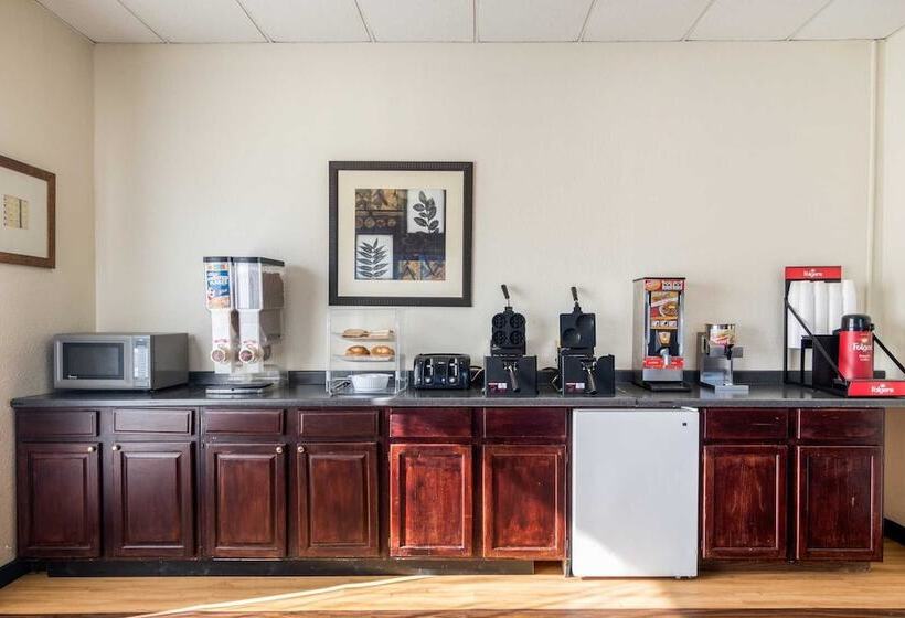 호텔 Econo Lodge Inn & Suites Conference Center