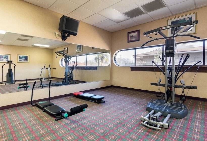 호텔 Econo Lodge Inn & Suites Conference Center