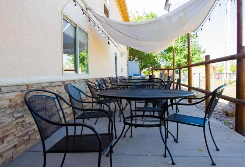 בית מלון כפרי First Choice Inn At The Swell