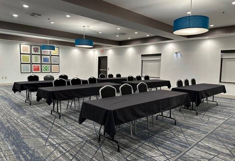 Holiday Inn Express Hotel & Suites Ennis, An Ihg