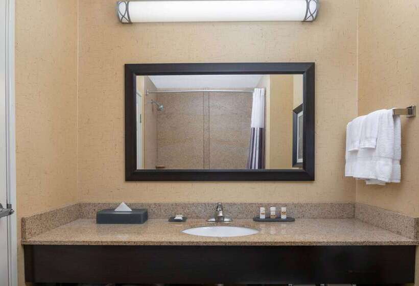 هتل La Quinta By Wyndham Warner Robins   Robins Afb