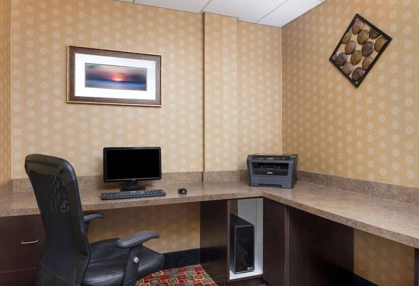 هتل La Quinta By Wyndham Warner Robins   Robins Afb