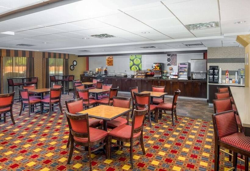 هتل La Quinta By Wyndham Warner Robins   Robins Afb