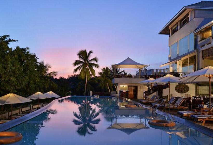 فندق Gokulam Grand Turtle On The Beach