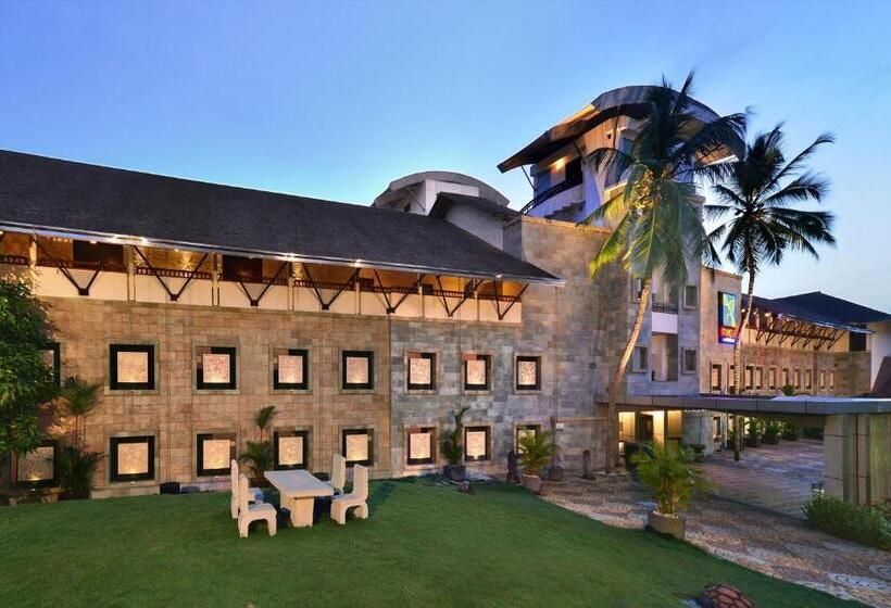 فندق Gokulam Grand Turtle On The Beach
