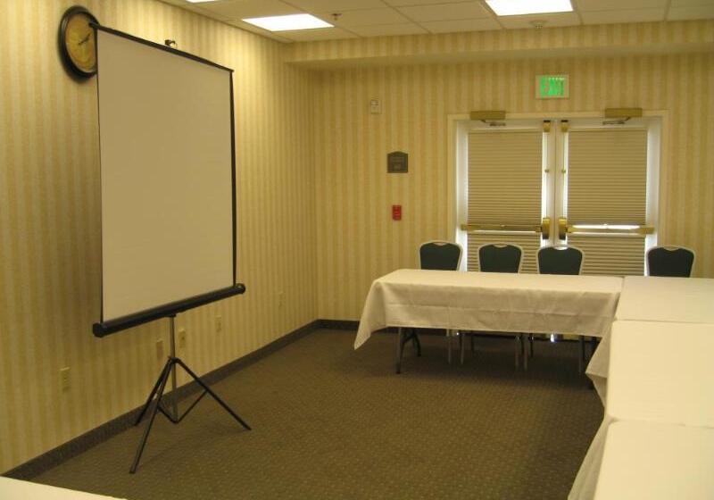 Отель Best Western Plus Lake Elsinore Inn & Suites