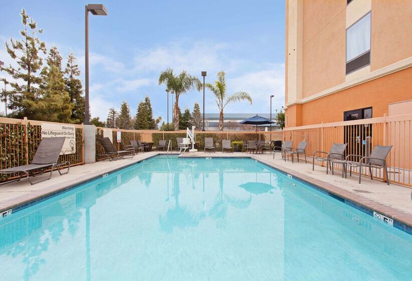هتل Hampton Inn & Suites Clovisairport North
