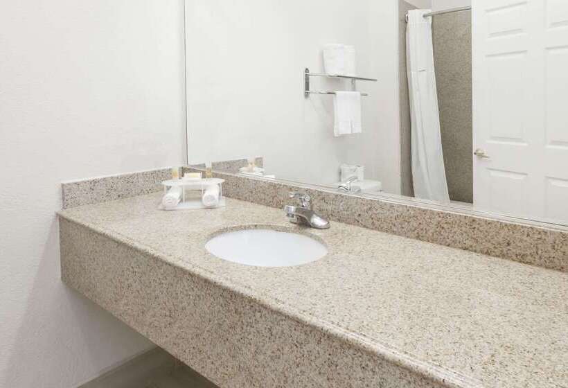 هتل Days Inn & Suites By Wyndham Pasadena