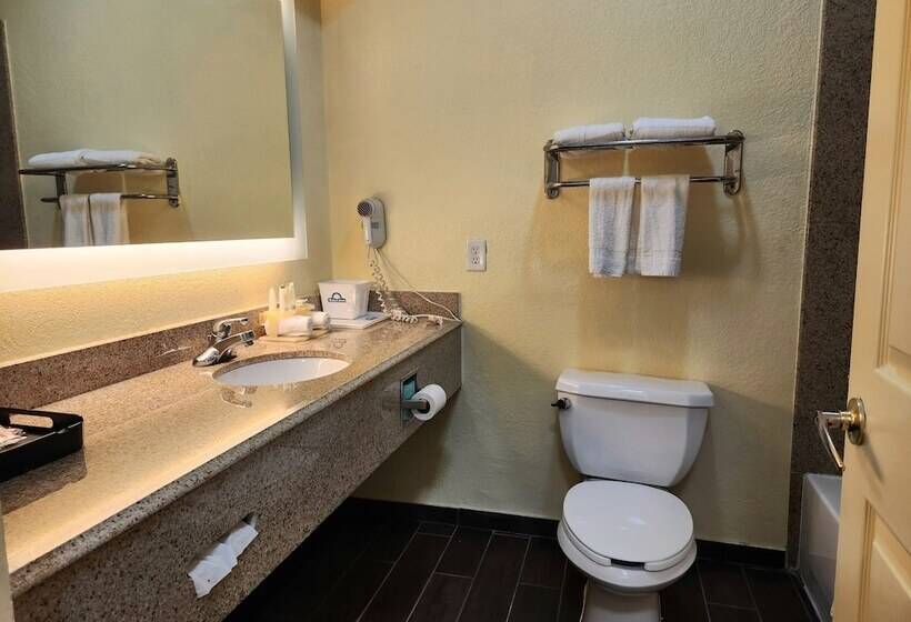 هتل Days Inn & Suites By Wyndham Pasadena