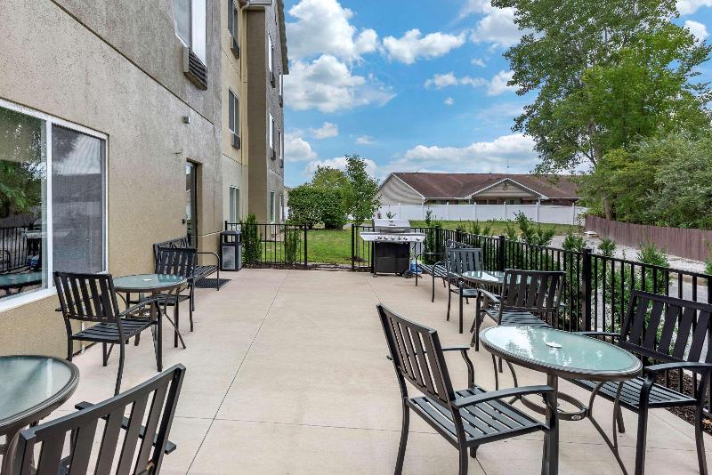 בית מלון כפרי Comfort Suites Auburn Near I69