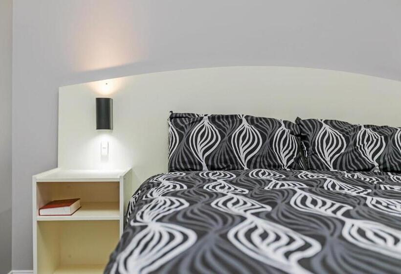 בית מלון כפרי Erldunda Desert Oaks Resort