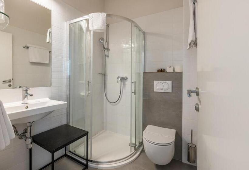 هتل Annex Building Of Art