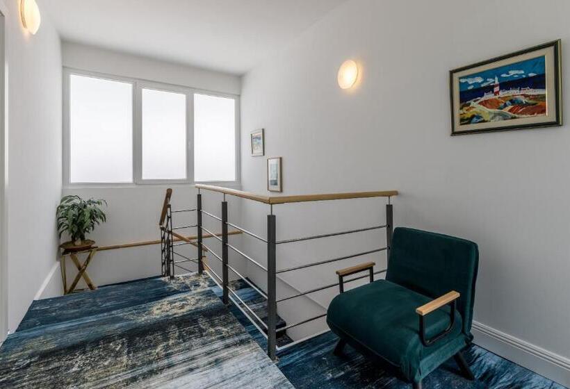 هتل Annex Building Of Art