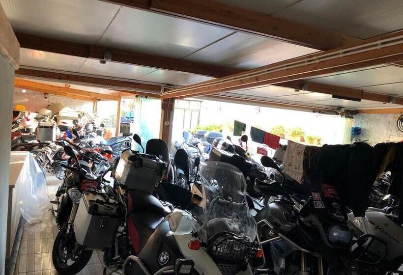 هتل Crowded House