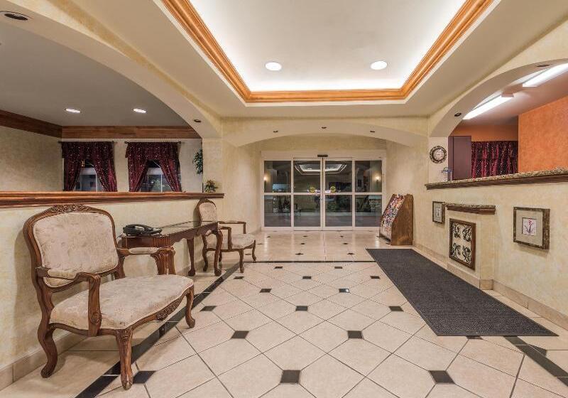 هتل Days Inn & Suites By Wyndham Cleburne Tx