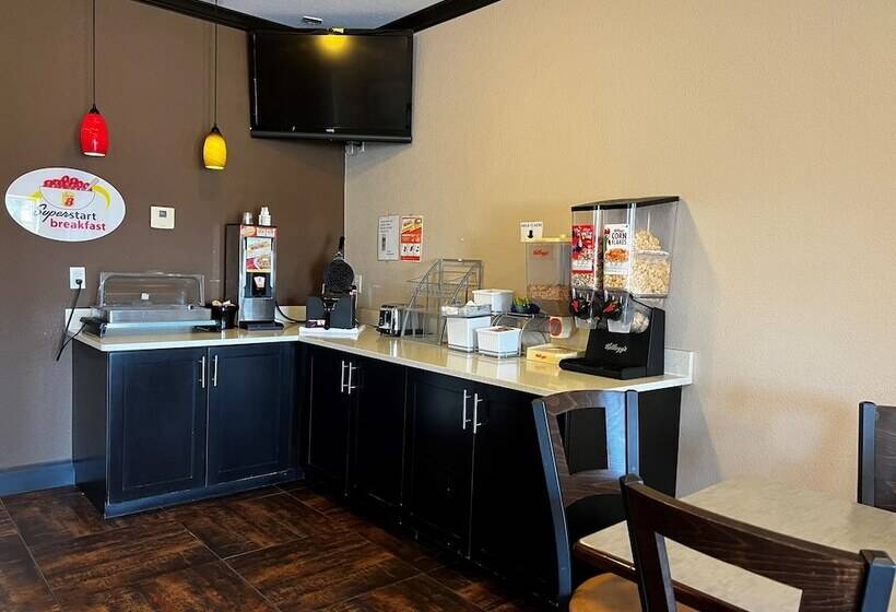 هتل Super 8 By Wyndham Center