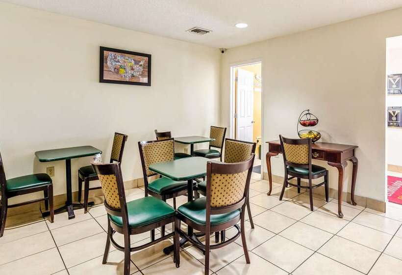 בית מלון כפרי Econo Lodge Glade Springs I 81