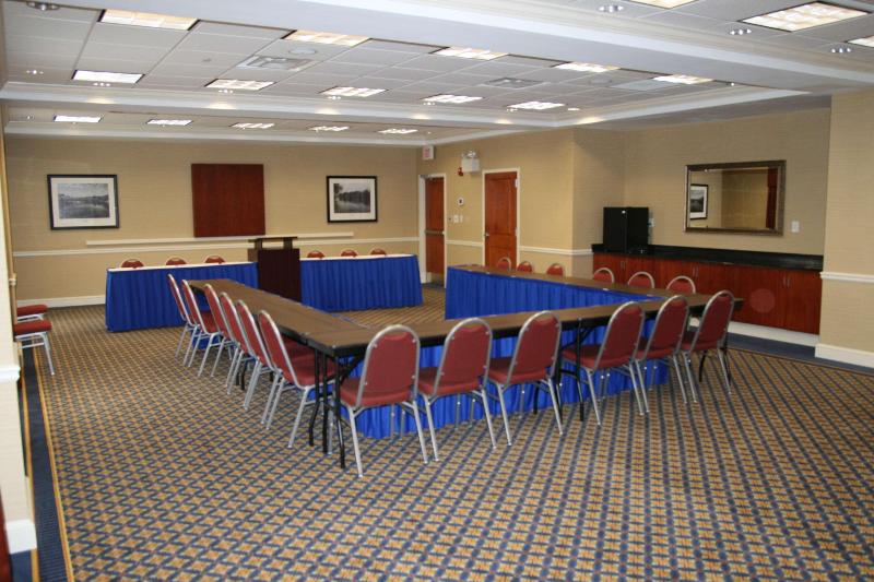 בית מלון כפרי Hampton Inn & Suites Lanett West Point