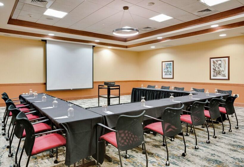 هتل Hilton Garden Inn Milwaukee Airport