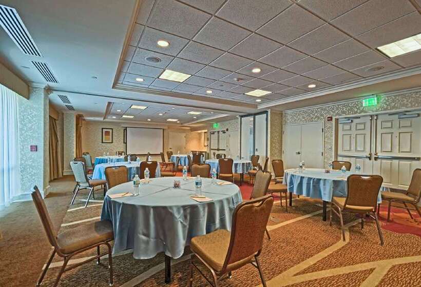 هتل Hilton Garden Inn Mt. Laurel