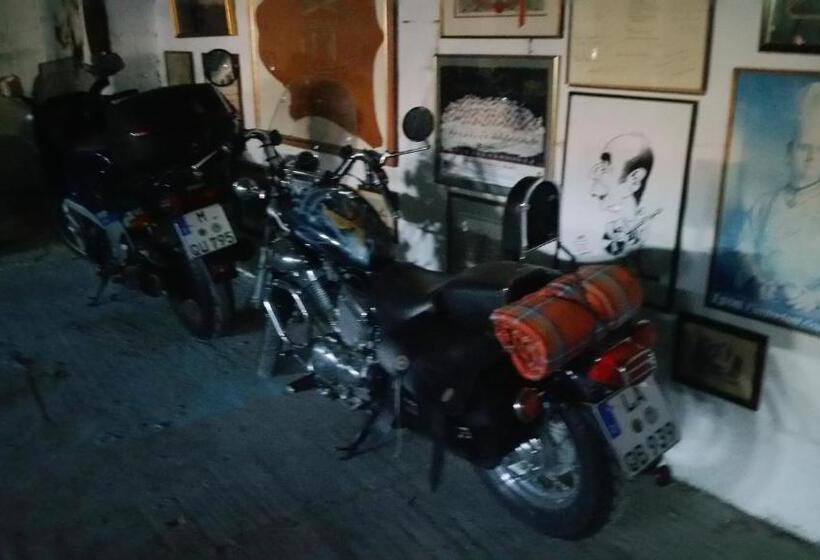 هتل Canal Aigues Mortes