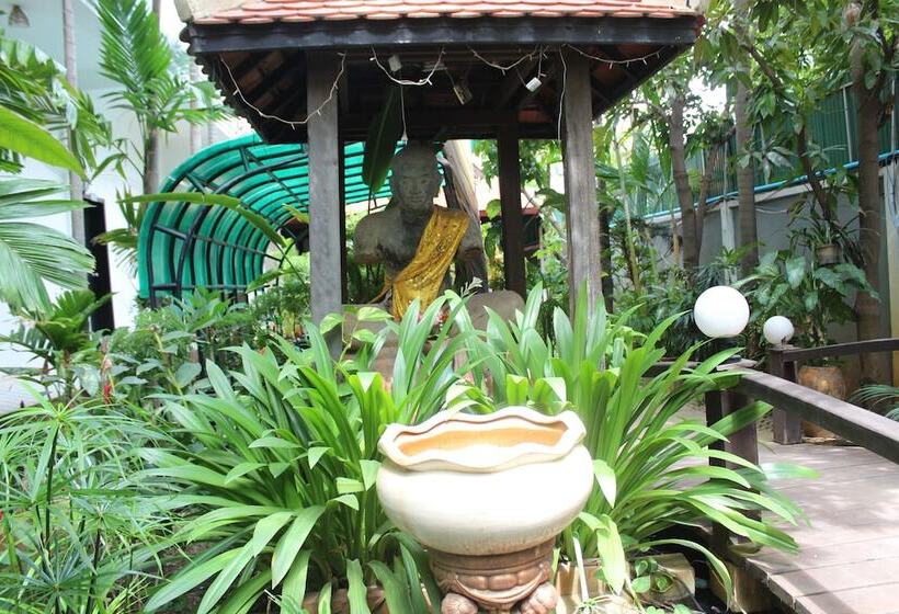 فندق Central Night