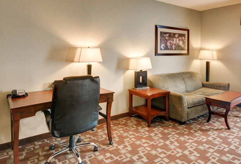 ホテル Comfort Suites Near Northeast Mall