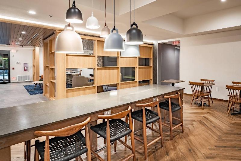 בית מלון כפרי Comfort Suites Near Northeast Mall