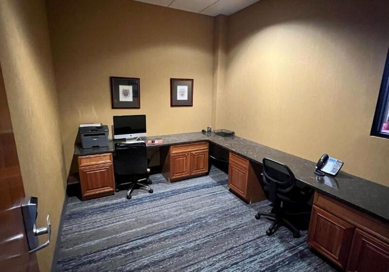 هتل Holiday Inn Express Harrisburg West, An Ihg