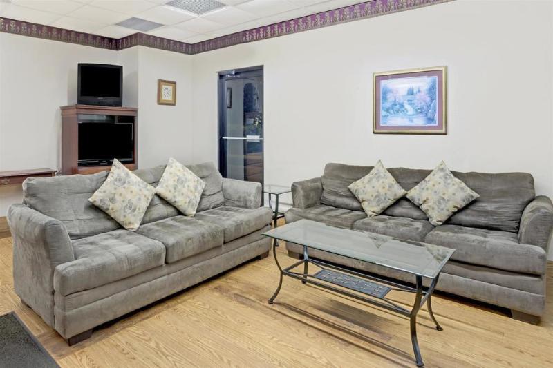 فندق Red Carpet Inn and Suites Newnan