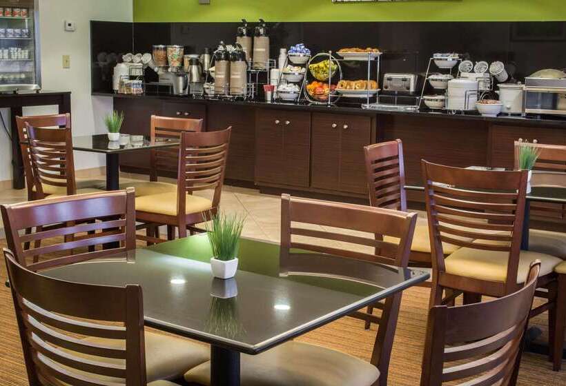 Отель Sleep Inn & Suites Harbour Pointe