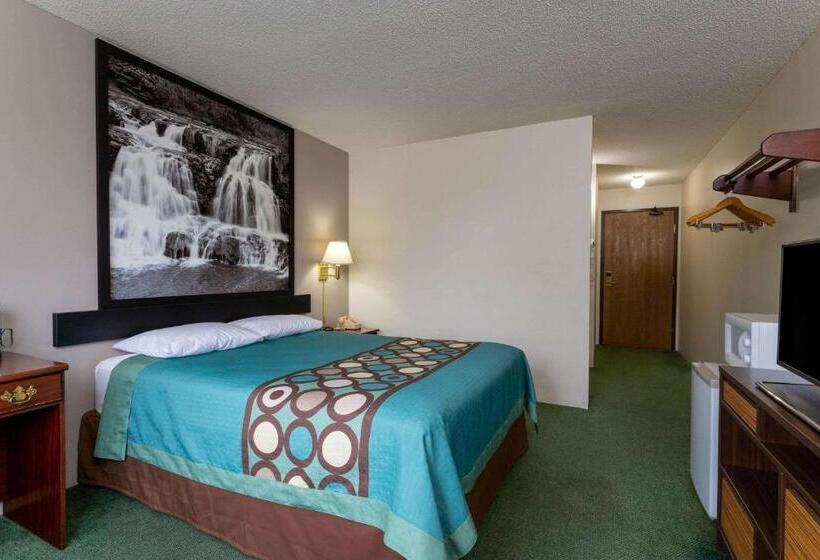 فندق Super 8 By Wyndham Reedsburg