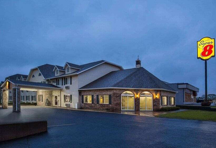 فندق Super 8 By Wyndham Reedsburg