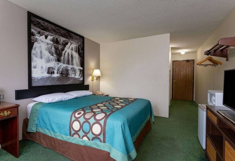 فندق Super 8 By Wyndham Reedsburg