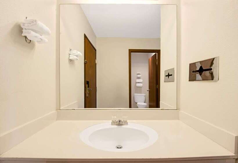 فندق Super 8 By Wyndham Riverside/kansas City