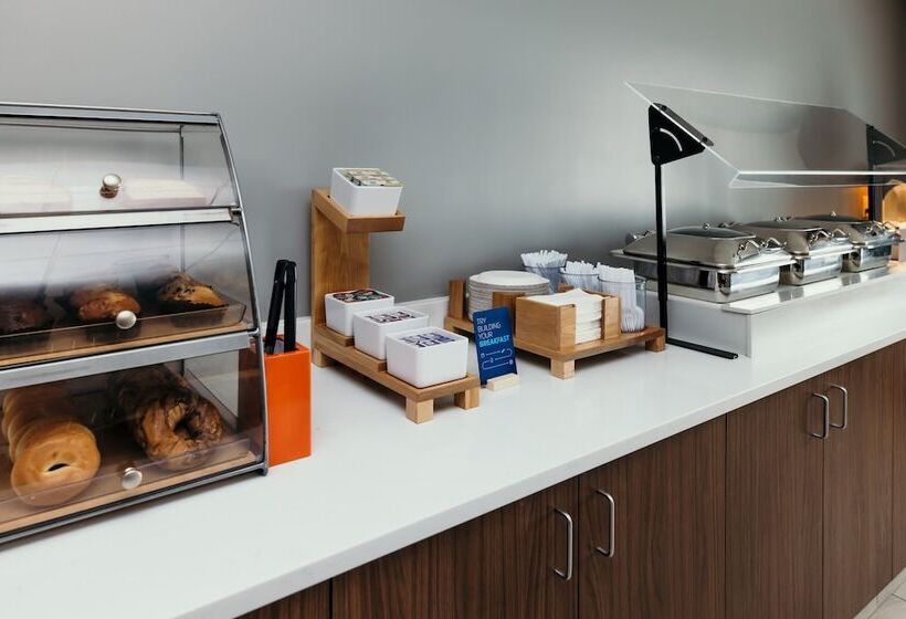 Отель Holiday Inn Express And Suites Urbandale Des Moines, An Ihg