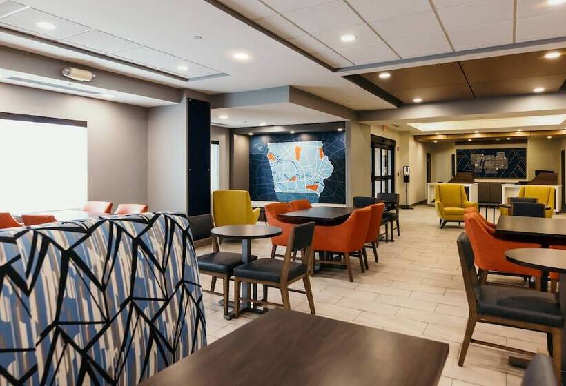 Отель Holiday Inn Express And Suites Urbandale Des Moines, An Ihg