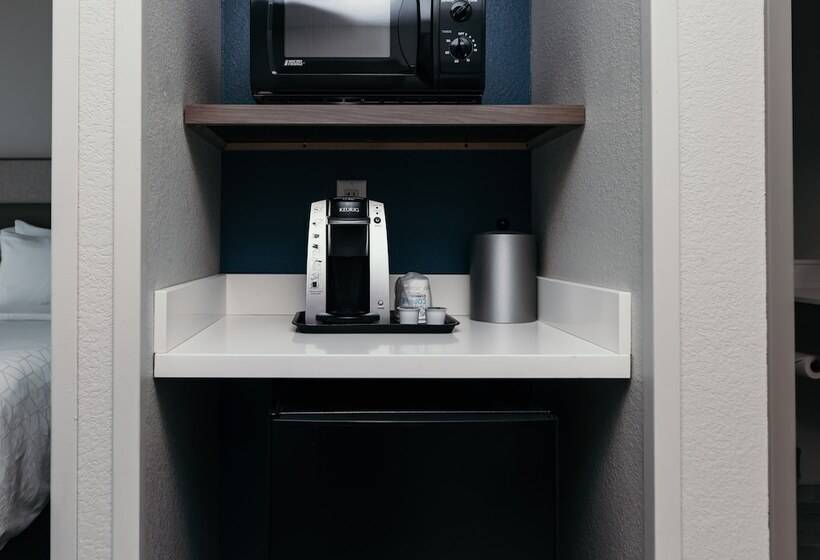 Отель Holiday Inn Express And Suites Urbandale Des Moines, An Ihg