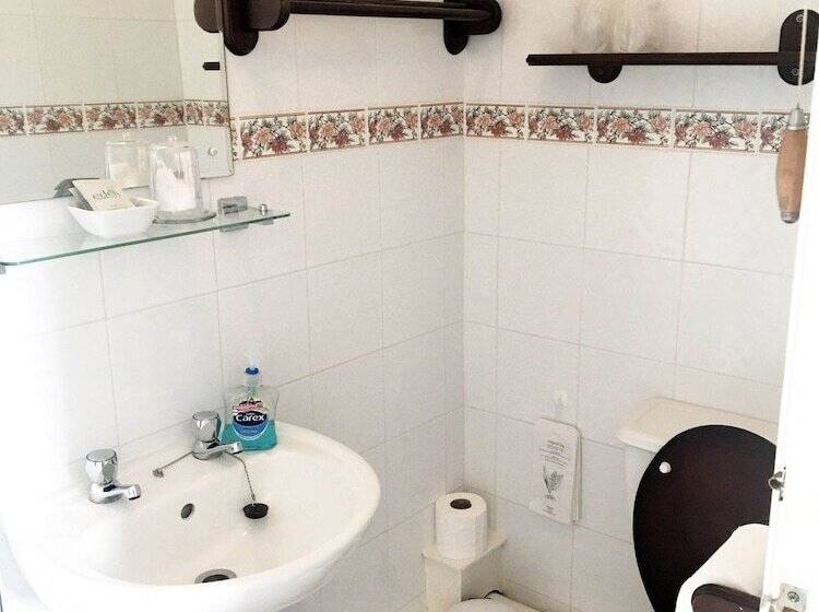 בית מלון כפרי Olivers Guest House