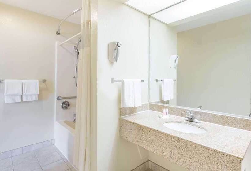 فندق Super 8 By Wyndham Stafford