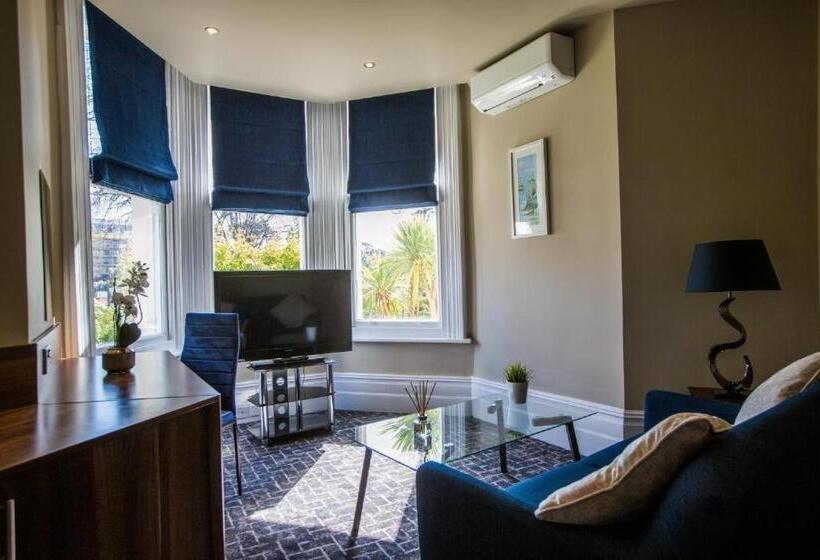 住宿加早餐  No5 Durley Road   Contemporary Serviced Rooms And Suites   No Food Available