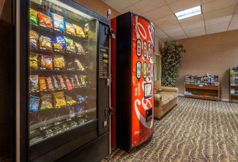 ホテル Econo Lodge Inn & Suites Triadelphia  Wheeling