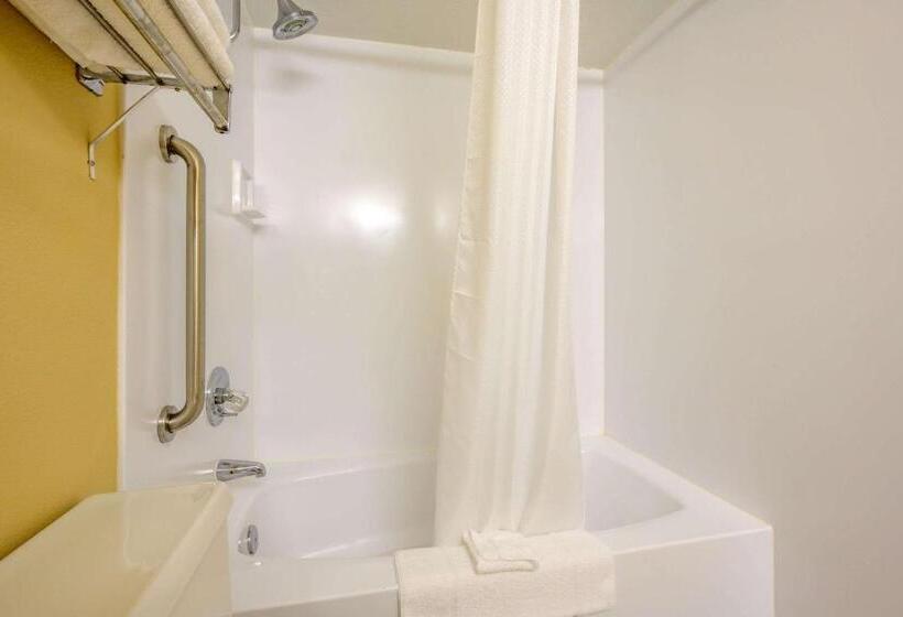 ホテル Econo Lodge Inn & Suites Triadelphia  Wheeling