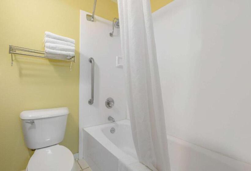 ホテル Econo Lodge Inn & Suites Triadelphia  Wheeling