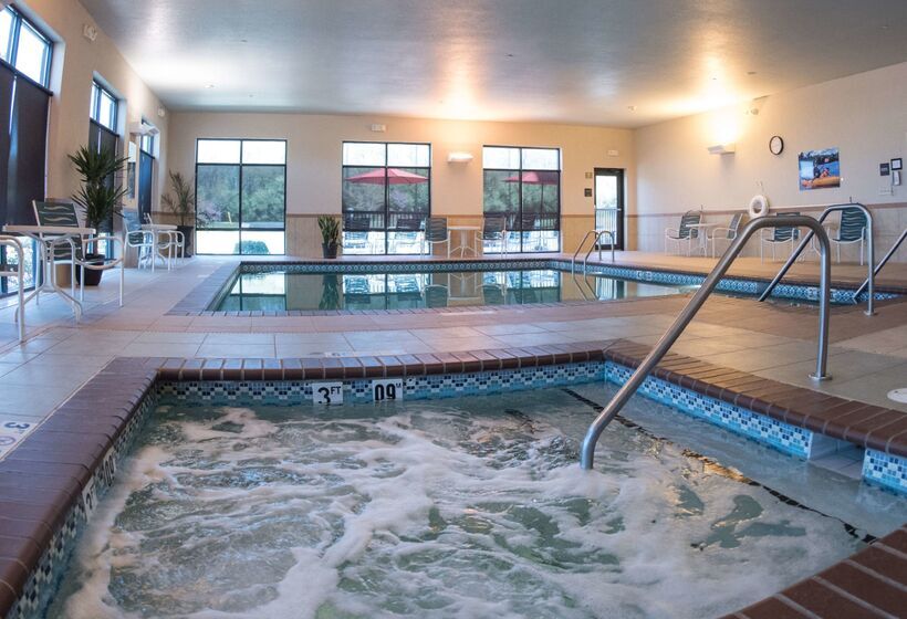 בית מלון כפרי Hampton Inn & Suites Woodstock, Va