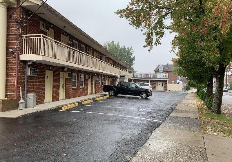 ホテル Red Carpet Inn  Norristown