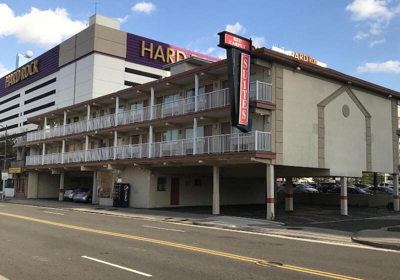 هتل Red Carpet Inn & Suites