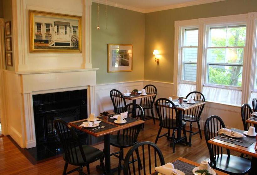 هتل Brass Lantern Inn