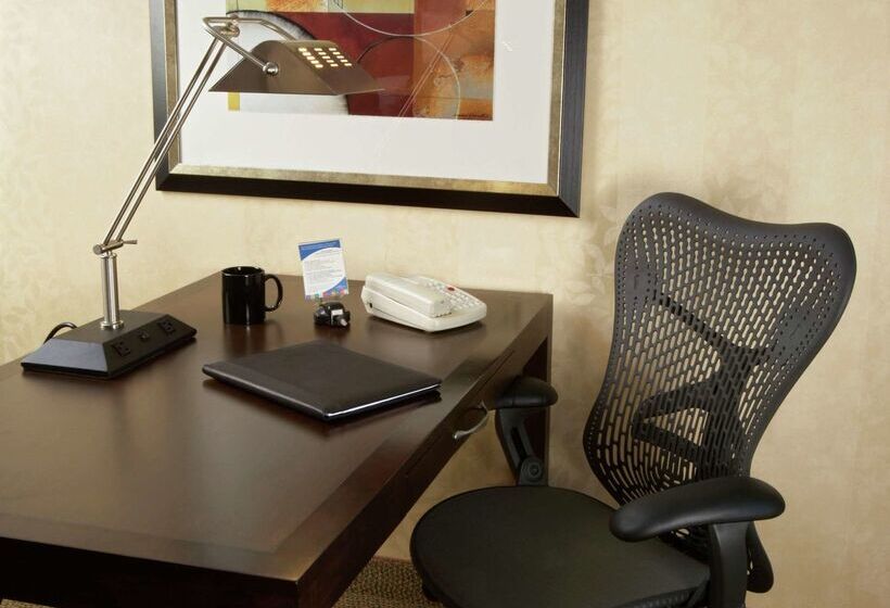 هتل Hilton Garden Inn Edmonton International Airport