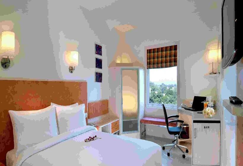 酒店 Hometel Chandigarh